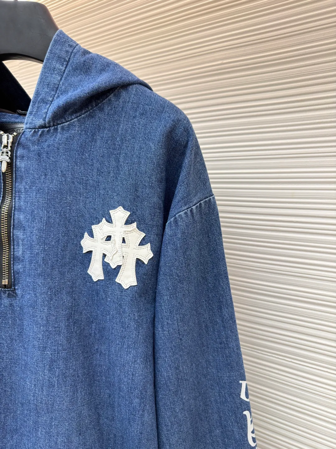 P730 Chrome Hearts Hooded Patch Pocket Half-Zip Jacket ●Original version: Purchased and developed by 38979 ●Item No.: 1681625-C20 ●Fabric: Denim denim fabric ●Technology: Glue printing ●Color: blue ●Type: Fitted version ●Weight: about 915 grams ●Size: S-M-L ●Description: Original domestic stock purchased for 3.4W The development cost is extremely high, and the fabric is imported from Italy with high density Made of pure cotton twill denim, the jacquard lining has a minimum order loss of one thousand meters. The printing is based on the original version and is printed with hand glue, focusing on hand-sewn sheepskin crosses. The gold content is extremely high, the authentic ancient silver-made chain heads (key points: the zipper pullers are sprayed with silver to make them look old). The overall routing is straight and delicate, the fabric is comfortable and soft, and the color is consistent and without color difference. It can be matched with the same style to create a fashionable look and control various occasions. Customized accessories, complete with three standards, the same style for men and women!